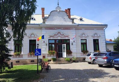 A könyvtár udvarán leplezik majd le az emlékplakettet. A szerző felvétele
