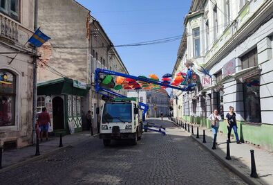 A sokadalom védjegye lett a Gábor Áron utca beborítása színes ernyőkkel, tegnap már szerelték ezeket. A szerző felvétele