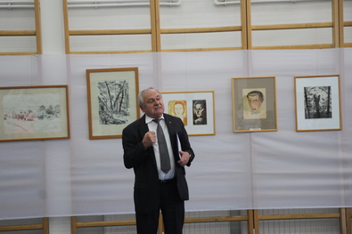 Ferenczy Miklós nyugalmazott református esperes, a hagyaték gondozója a tárlatmegnyitón.   Albert Levente felvétele