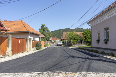 A községháza melletti útszakaszra is aszfalt került. A szerző felvétele