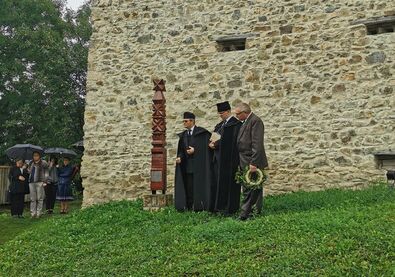 Koszorúzás a Péterfi nemzetség kopjájánál