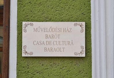 A baróti művelődési ház névtáblája. Fotó: Facebook / Benedek-Huszár János