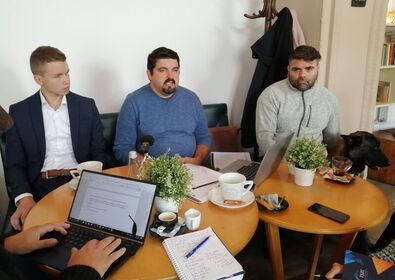 Vizi Attila, Furus Levente és Gheorghiță Raymond érdekes beszélgetéseket, tanulságos történeteket felsorakoztató eseményről tájékoztatott. A szerző felvétele