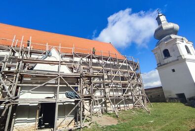 A tetőn is dolgoznak a munkások.  A szerző felvétele