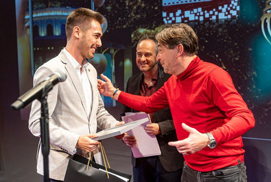 Deák Gellért Gedeon (balról) átveszi elismerését