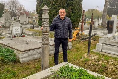 Ahmet Açikgöz a kovásznai temetőben Péter János sírjánál. Fotó: Bodor János