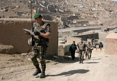 Kabul délnyugati kijáratánál, háttérben a helyiek viskói