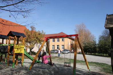 Gyermekek a gidófalvi Czetz János-iskola udvarán. Fotó: Albert Levente