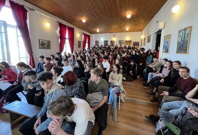 Érdeklődő diákok a Plugor Sándor Művészeti Líceumban tartott karriernapon. A szerző felvétele