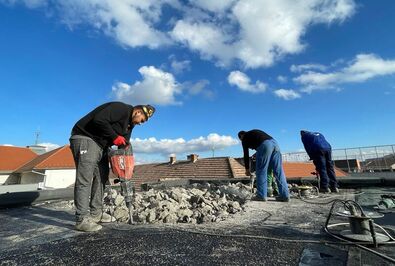Feltörik az alig elkészült új födémet. Fotó: Kátai Jocó