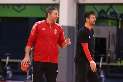 Chema Rodríguez szövetségi kapitány és Lékai Máté. Fotó: Magyar Kézilabda-szövetség