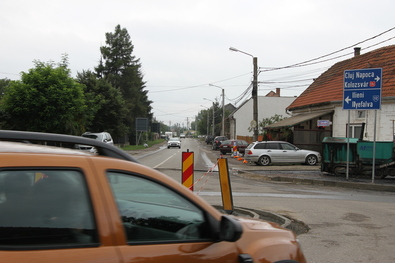 Másfél kilométernyi vezetéket helyeznének el a Jókai Mór utcában. Fotó: Albert Levente
