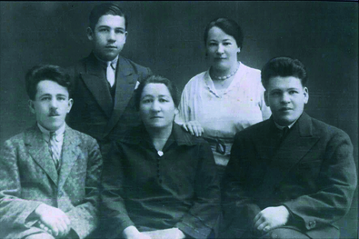 Nagymamám és gyermekei a II. világégés előtt. Mögötte balról a később orosz fogságba került János áll, az ülő sorban középen nagymamám, mellette balról a később angol fogságba esett Sándor, jobbról Gergely