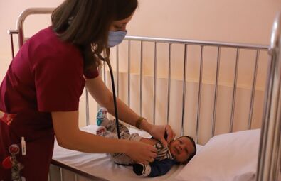 Háromhetes kisbabát vizsgál dr. Demjén Enikő