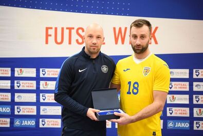 Mánya Szabolcs (jobbról) lett a torna legjobbja. Fotó: Facebook / Futsal Week