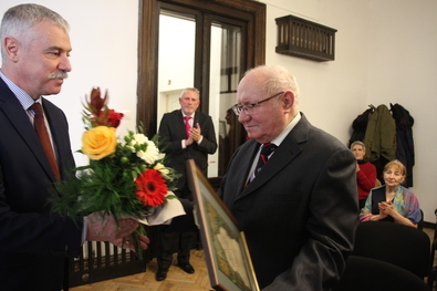 Tamás Sándor átadja a díjat Petre Străchinarunak. Fotó: Albert Levente