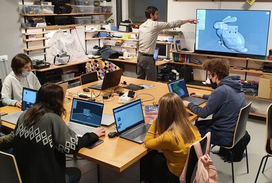 Sepsiszentgyörgyi középiskolás diákok a Magma-laborban. Fotó: Magma