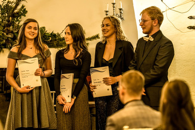 Ezüst fokozatú díjjal kitüntetett kovásznai fiatalok. Balról jobbra:  Kosztándi Kriszta, Kaszás Rebeka, Molnár Júlia Anna, Horváth-Sinka  Csaba, mindannyian a kovásznai Kőrösi Csoma Sándor Líceum diákjai. Gheorghiță Raymond felvétele