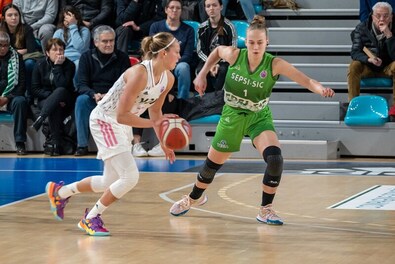 A Lyon első számú irányítója, Julie Allemand sérülés miatt nem lép pályára Sepsiszentgyörgyön. Fotó: FIBA