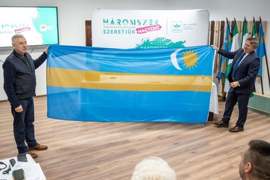 A tisztújítás végén Tamás Sándor egy-egy székely zászlót adományozott a pákéi, orbaiteleki és barátosi református egyházközségek jelen levő lelkészeinek.  Fotó: RMDSZ