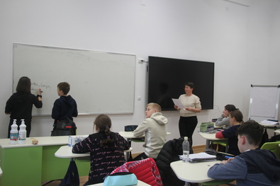 Okostáblán írogató diák a felújított osztályteremben. Fotó: Albert Levente