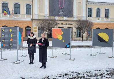 Kiállításmegnyitó a főtéren. Fotó: Péterfi Ágnes