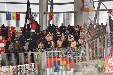 Magyarellenes rigmusokat skandáló ultrák. Fotó: Tókos Csaba