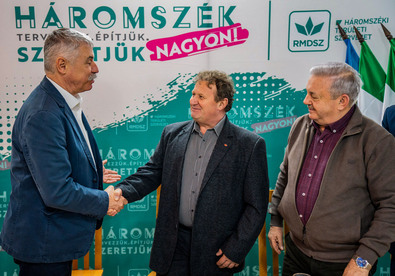  Tamás Sándor gratulál az újraválasztott  Opra Béni Jánosnak.  Fotó:  Kocsis B. János