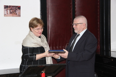 Szili Katalin Izsák Balázstól átveszi a díjat.  A szerző felvételei