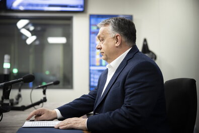 Orbán Viktor miniszterelnök interjút ad a Kossuth rádió stúdiójában március 10-én. Fotó: MTI / Miniszterelnöki Sajtóiroda / Fischer Zoltán