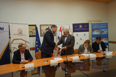 Cseke Attila miniszter gratulál Bokor Tibor polgármesternek. Fotó: Bartos Lóránt