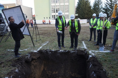 Bokor Tibor és Cseke Attila elhelyezi az időkapszulát. Fotó: Bartos Lóránt