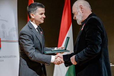 Nemes Levente (jobbról) átveszi Tóth László főkonzultól a magyar állami elismerést.  Fotó: Facebook / Magyarország Főkonzulátusa, Csíkszereda