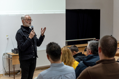 Radisics Milán előadást tart a (BBTE) sepsiszentgyörgyi kihelyezett tagozatán. Fotó: Toró Attila