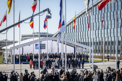 Felvonják a finn lobogót Brüsszelben. Fotó: nato.int