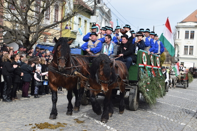 A gelencei férfidalárda március 15-én Kézdivásárhelyen a Gábor Áron téren. A szerző felvétele