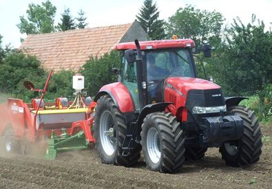 A háromszéki gazdálkodók mezőgazdasági erőgépekkel vonulnak fel, érdemes lesz elkerülni 13 órakor a Kézdivásárhely–Csernáton útszakaszt. Fotó: Bartos Lóránt