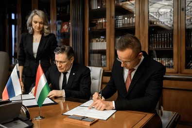 Alekszej Lihacsov és Szijjártó Péter aláírja a megállapodást. Fotó: KKM