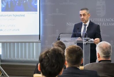Potápi Árpád János bejelenti a program indulását. Fotó: Nemzetpolitikai Államtitkárság