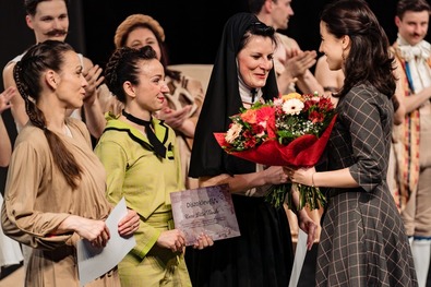 Fazakas Mónika, Kocsis Lilla Tünde és Lukács Réka átveszi az oklevelet Vargha Fruzsinától. Fotó: Kátai Jocó
