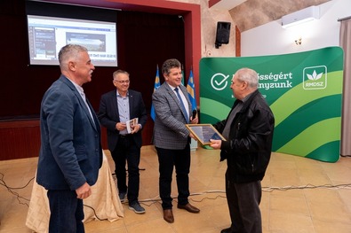 Díszoklevelet adtak át Marthi Gézának. Fotó: Gál Béla