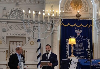 Herman Rosner átveszi Dan Rosenbergtől, a brassói zsidó közösség elnökétől az oklevelet