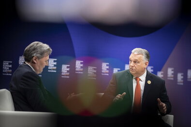 Orbán Viktor miniszterelnök (jobbról) felszólal a katari gazdasági fórumon Dohában. Balról John Micklethwait, a Bloomberg főszerkesztője. Fotó: MTI / Miniszterelnöki Sajtóiroda / Benko Vivien Cher