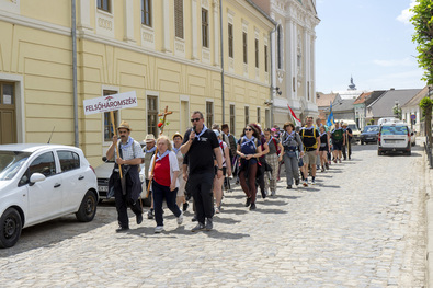 Gyalogos zarándokok Kézdivásárhelyen. A szerző felvétele