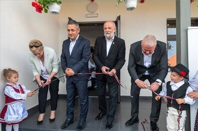 Lőrincz Helga, Nagyenyed alpolgármestere, Potápi Árpád János, Burus-Siklódi Botond, RMPSZ-elnök és Gheorghe Valentin Rotar, Balázsfalva polgármestere az óvodaátadón. Fotó: MTI