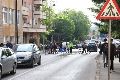 Reggeli csúcsforgalom az iskola előtt. Albert Levente felvétele 