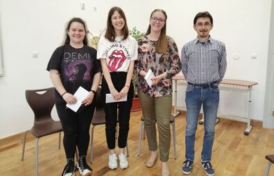 Kisgyörgy Johanna, Szabó Adrienn és Fejes Dorka Sánta Imre lelkész társaságában. A szerző felvétele