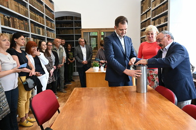 Antal Árpád és Sztakics Éva elhelyezik a dokumentumokat az időkapszulában, Szőcs Gyula lezárja a fémhengert. Fotó: Kátai Edit