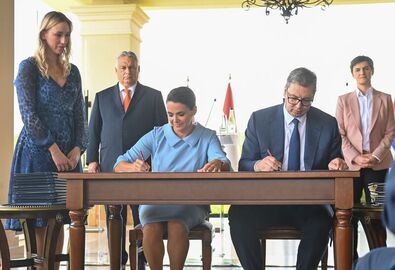 Novák Katalin és Aleksandar Vučić együttműködési megállapodásokat ír alá Orbán Viktor miniszterelnök és Ana Brnabić jelenlétében. Fotó: MTI / Bruzák Noémi