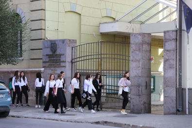 Vizsgázók a Székely Mikó Kollégium előtt. Fotó: Albert Levente